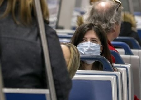 Полицаи проверяват за носене на маски в градския транспорт на София